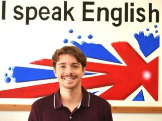 Hello, my name is Diego and I’m from Norfolk, Virginia 🇺🇸. I’m a TEFL qualified teacher and have been teaching in a primary school in Valencia 🇪🇸 for the past two years. I am bilingual in Spanish and English, and have a degree in international studies because I really enjoy learning about other cultures and languages 🌍. Outside of the classroom, I like to spend my time playing sports⚽️🏀 and watching films🍿. I look forward to teaching you all this year 👨‍🏫