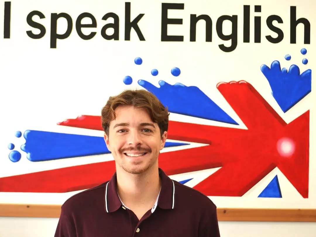 Hello, my name is Diego and I’m from Norfolk, Virginia 🇺🇸. I’m a TEFL qualified teacher and have been teaching in a primary school in Valencia 🇪🇸 for the past two years. I am bilingual in Spanish and English, and have a degree in international studies because I really enjoy learning about other cultures and languages 🌍. Outside of the classroom, I like to spend my time playing sports⚽️🏀 and watching films🍿. I look forward to teaching you all this year 👨‍🏫
